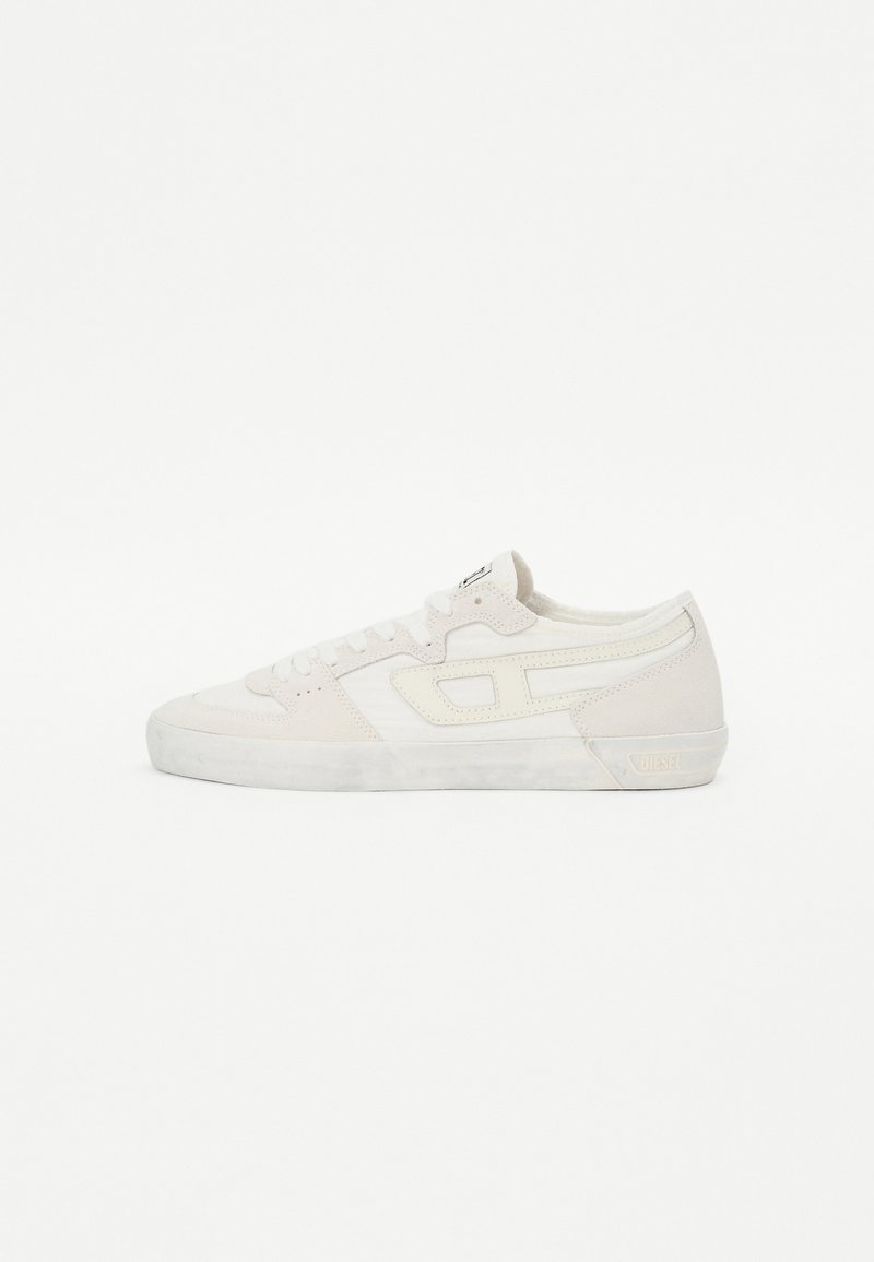 Bílé sneakers s vrchním materiálem z semiše a hladkého textilu, se stylovým výřezovým designem, kulatou špičkou, gumovou podrážkou a logem na patě.