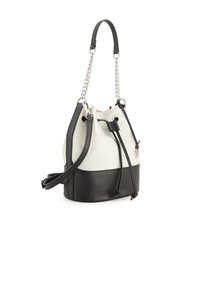 Torba typu bucket w białym teksturowanym materiale z czarną skórzaną podstawą, z łańcuchem i regulowanym paskiem, zamykana na sznurek.