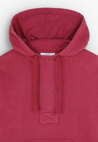 Hoodie en coton rouge avec une grande capuche, des cordons de serrage, une poche frontale et une finition texturée. Présente une petite étiquette logo à l'intérieur.