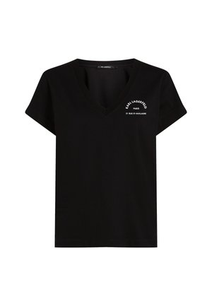 T-shirt preto com decote em V, feito de algodão, com mangas curtas. Apresenta texto de marca em branco no peito. Textura suave, barra reta.