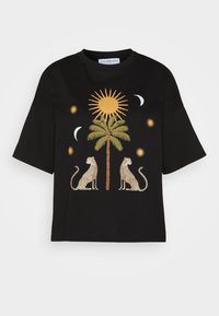 T-shirt di cotone nera con un design centrale di palma, affiancato da due leopardi, grafiche del sole e della luna in tonalità oro e crema.