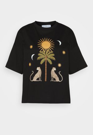 T-shirt di cotone nera con un design centrale di palma, affiancato da due leopardi, grafiche del sole e della luna in tonalità oro e crema.