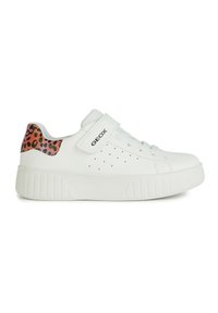 Hvide sneakers med en tekstureret gummisål, snørebåndsdesign og en velcrorem. Hælen har et accent i pink og sort leopardmønster.