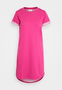 Krótka różowa sukienka z bawełny, z krótkimi rękawami i kontrastującymi jasnoróżowymi mankietami, z okrągłym dekoltem i lekko zaokrąglonym dołem.