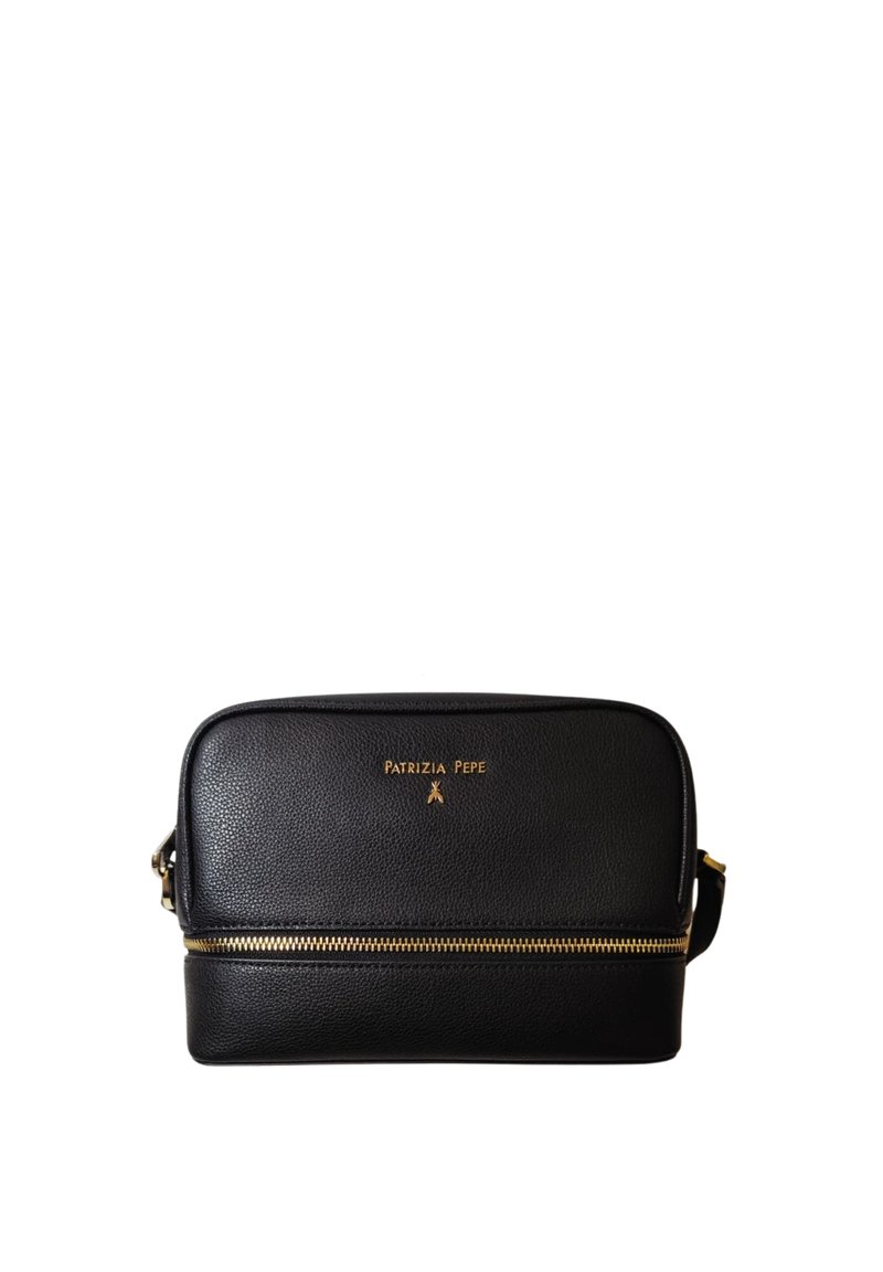 Borsa in pelle nera con forma strutturata, dettaglio della cerniera dorata e logo del brand sul davanti. Inclusa tracolla regolabile.