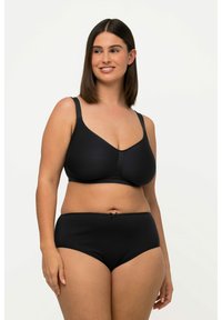 Sosten negro y braguita alta a juego. El sujetador presenta una tela suave, tirantes anchos y una forma levemente contorneada. La braguita tiene un diseño simple.