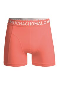 Koraljne bokserice napravljene od mekog materijala, sa bijelim elastičnim pojasom s logotipom "MUCHACHOMALO", te prilagođenim dizajnom bez vidljivih šavova.