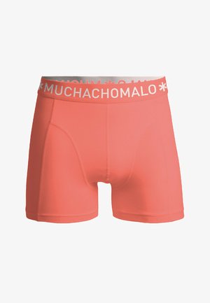 Korálové boxerky vyrobené z mäkkej tkaniny, s bielym elastickým pásom s logom "MUCHACHOMALO" a priliehavým dizajnom bez viditeľných švov.