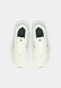 Ανοιχτόχρωμα πλεκτά αθλητικά παπούτσια με υφή. Διαθέτουν μαύρη εσωτερική επένδυση και λευκές κορδόνες. Το λογότυπο της Nike σε γκρι χρώμα στη εξωτερική πλευρά.