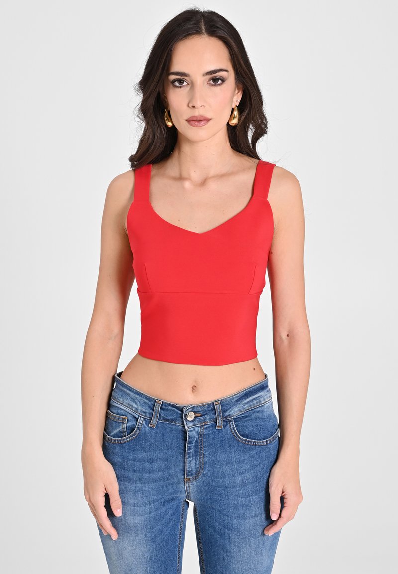 Rotes ärmelloses Crop-Top mit V-Ausschnitt, aus glattem Material gefertigt, mit strukturierten Schulterträgern und minimalistischen Design.