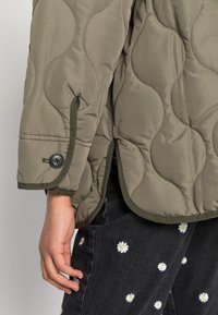 ONLY ONLCHARLEE JACKET - Casaco leve - deep lichen green