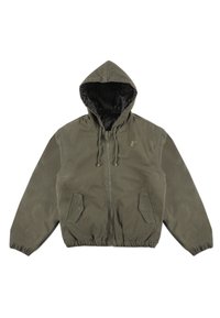 Oliwkowa kurtka z kapturem, z zamkiem błyskawicznym na przodzie, elastycznymi mankietami i dołem, dwoma skośnymi kieszeniami z przodu oraz logo na klatce piersiowej. Podszewka wewnętrzna.