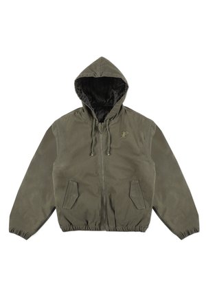 Oliwkowa kurtka z kapturem, z zamkiem błyskawicznym na przodzie, elastycznymi mankietami i dołem, dwoma skośnymi kieszeniami z przodu oraz logo na klatce piersiowej. Podszewka wewnętrzna.