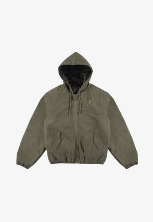 Oliwkowa kurtka z kapturem, z zamkiem błyskawicznym na przodzie, elastycznymi mankietami i dołem, dwoma skośnymi kieszeniami z przodu oraz logo na klatce piersiowej. Podszewka wewnętrzna.