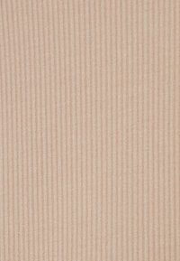 Tecido ribbed rosa com finas listras verticais, textura suave e leve brilho, adequado para vestuário ou estofos.