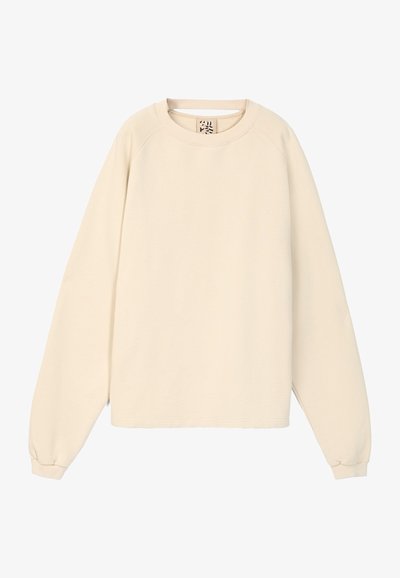 Sudadera de color crema, de mangas largas, con un cuello redondo acanalado y mangas con puños; hecha de un suave tejido de algodón, con un diseño minimalista y sin patrones.