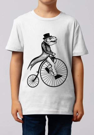 Design de t-shirt représentant un dinosaure portant un chapeau haut-de-forme et un queue-de-pie, roulant sur un vélo ancien à grande roue.