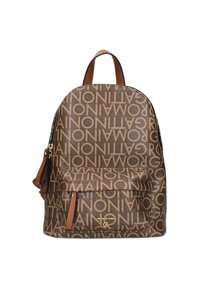 Mochila marrón con gran impresión del logo, que presenta un bolsillo frontal, detalles de cuero, correas dobles para los hombros y un cierre con cremallera.