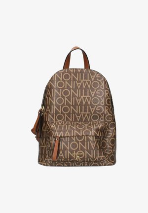 Zaino marrone con grande stampa del logo, dotato di tasca frontale, dettagli in pelle, spallacci doppi e chiusura con zip.