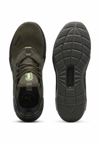 Zielone siateczkowe trampki z czarną gumową podeszwą, posiadające sznurówki, teksturowaną cholewkę oraz logo Puma na języku i podeszwie.