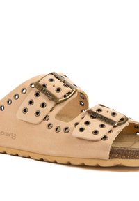 Sandale à glisser en suède beige avec deux sangles réglables et boucles en métal rondes, accents perforés et semelle en liège texturée.