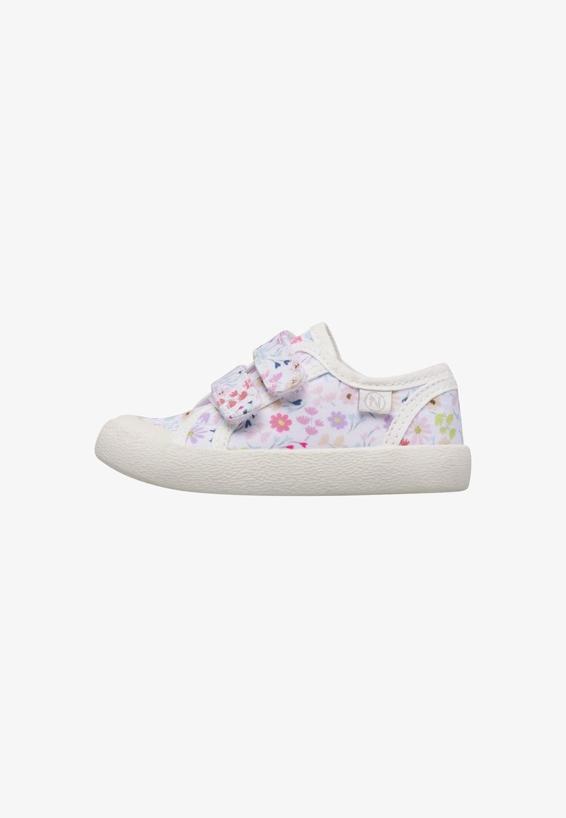 Chaussure basse en toile pour enfant avec un motif floral clair, deux sangles réglables et une semelle en caoutchouc blanche.