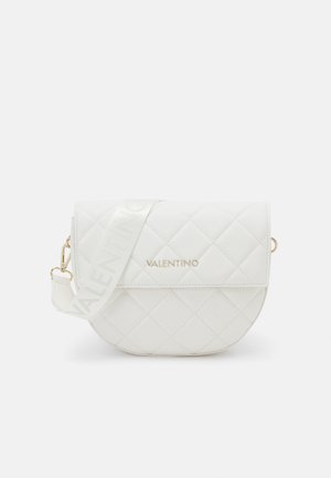 Bolso cruzado de piel blanca acolchada con herrajes dorados; cuenta con un cierre de solapa magnético y una correa ajustable con el logo de la marca.