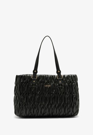 Borsa nera realizzata in materiale sintetico trapuntato, con hardware dorato, doppio manico e un motivo ondulato testurizzato.