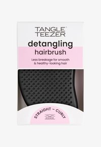 Zwarte plastic ontklitborstel met een getextureerd, rubberachtig oppervlak in een verpakkingsdesign met roze accenten en duidelijke etikettering.