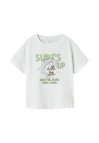 Camiseta de algodón blanca con un diseño gráfico verde que muestra una escena de surf y el texto "SURF'S UP" y "ENJOY THE WAVES LIFE'S A BEACH."