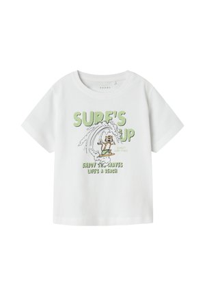 Camiseta de algodón blanca con un diseño gráfico verde que muestra una escena de surf y el texto "SURF'S UP" y "ENJOY THE WAVES LIFE'S A BEACH."