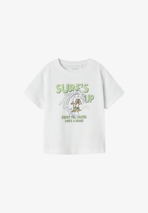 Camiseta de algodón blanca con un diseño gráfico verde que muestra una escena de surf y el texto "SURF'S UP" y "ENJOY THE WAVES LIFE'S A BEACH."