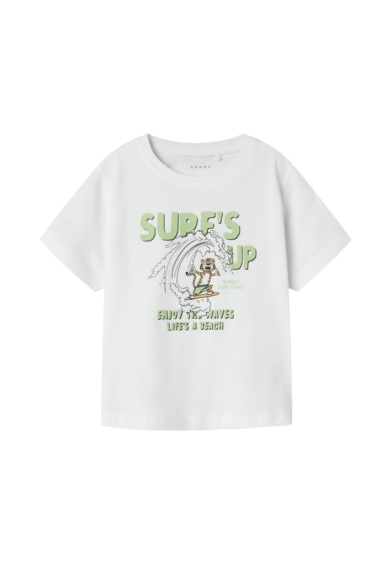 Camiseta de algodón blanca con un diseño gráfico verde que muestra una escena de surf y el texto "SURF'S UP" y "ENJOY THE WAVES LIFE'S A BEACH."