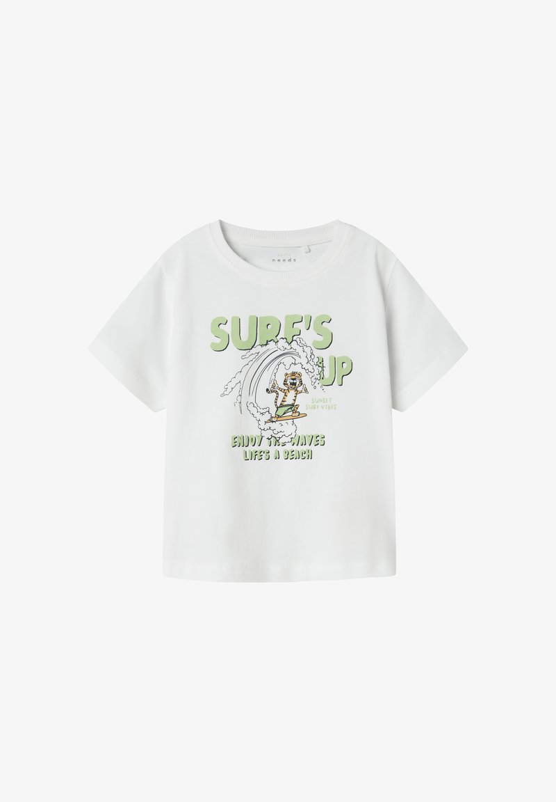 Camiseta de algodón blanca con un diseño gráfico verde que muestra una escena de surf y el texto "SURF'S UP" y "ENJOY THE WAVES LIFE'S A BEACH."