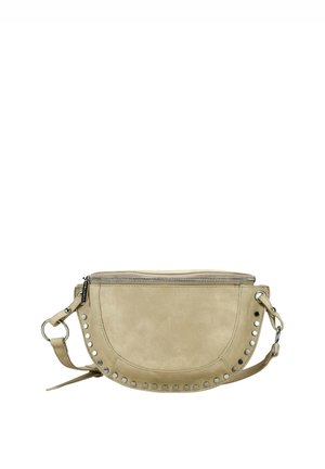 Bolso bandolera de piel beige con forma redondeada, tachuelas plateadas a lo largo del borde, cierre de cremallera y correa ajustable. Textura suave.