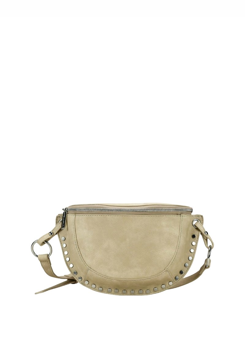 Bolso bandolera de piel beige con forma redondeada, tachuelas plateadas a lo largo del borde, cierre de cremallera y correa ajustable. Textura suave.