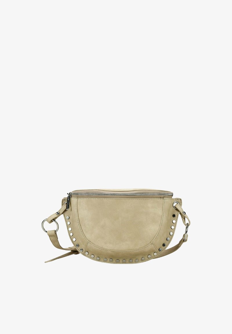 Bolso bandolera de piel beige con forma redondeada, tachuelas plateadas a lo largo del borde, cierre de cremallera y correa ajustable. Textura suave.