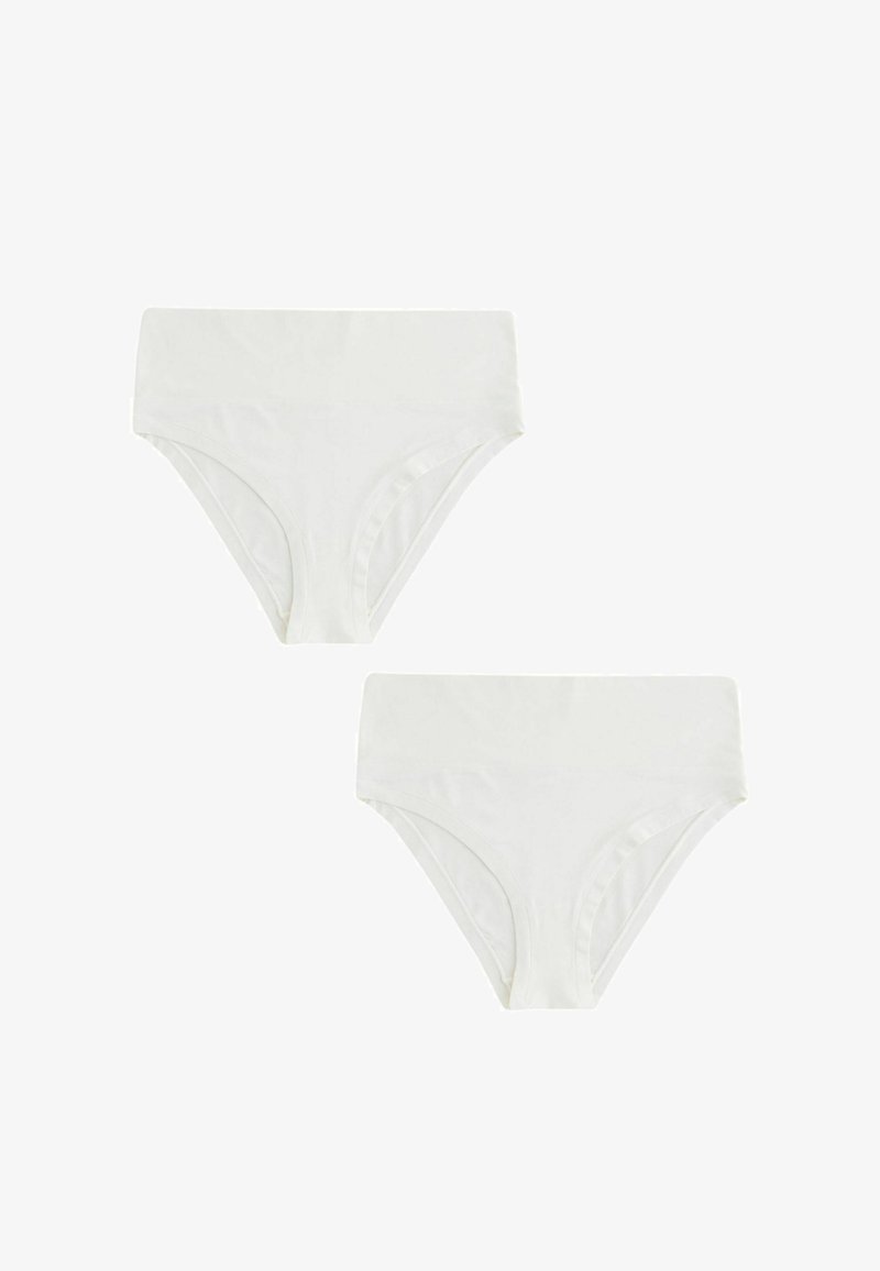 Deux culottes de bikini blanches unies à taille haute sur fond blanc.