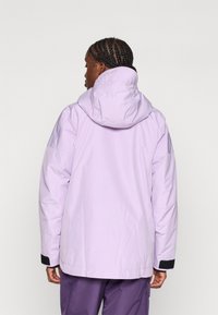 Giacca impermeabile di colore viola chiaro con cappuccio, dal fit ampio, maniche lunghe e dettagli in Velcro neri ai polsini.