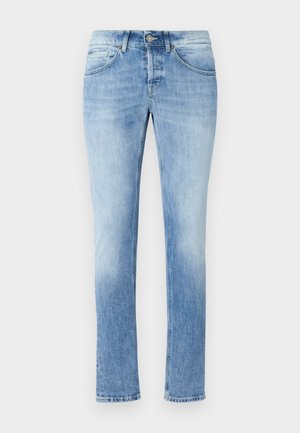Jean en denim bleu clair avec coupe droite, cinq poches et fermeture éclair. Présente un délavage subtil et des détails de couture.