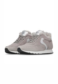 Sneakers in suede grigio con suole bianche, lacci grigio chiaro, dettagli in logo argentato e fodera beige soffice attorno ai colli delle caviglie.