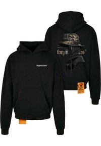 Sort hættetrøje med en frontlomme, der har "glemte ansigtter" logo i hvid, samt et camo-bucket hat grafik på bagsiden.