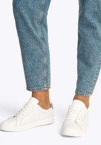 Tommy Hilfiger ESSENTIAL - Baskets basses - ecru