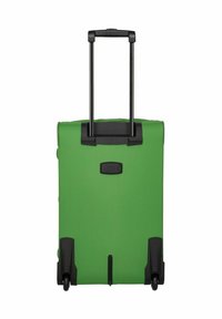 Valise verte verticale avec poignée télescopique noire étendue et deux roues noires en bas sur fond blanc.