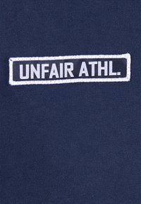 UNFAIR ATHLETICS LABEL  - Triko s potiskem - navy