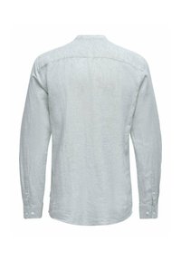 Jasnoszara longsleeve wykonana z teksturowanej tkaniny, z zaokrąglonym dołem, guzikowymi mankietami i prostym wzorem kołnierza.