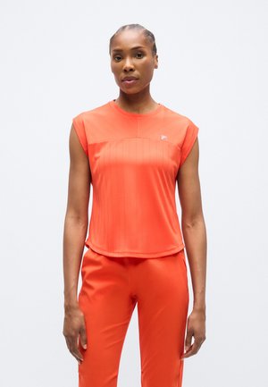 Camiseta deportiva de manga corta en color naranja con un frente texturizado, que presenta rayas verticales y un pequeño logotipo en el pecho. Tela suave, ajuste casual.