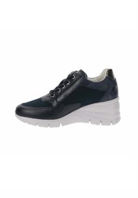 Navy leather and mesh sneaker with a wedge white outsole, featuring six eyelets, subtle branding on the heel, and a textured upper.