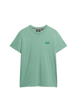 Camiseta de color verde claro, con mangas cortas y cuello redondo, con pequeño logo verde oscuro en el pecho izquierdo y etiqueta en el interior del cuello sobre fondo blanco.