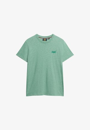 Jasnozielona, krótki rękaw, t-shirt z okrągłym dekoltem, z małym ciemnozielonym logo po lewej stronie klatki piersiowej i metką wewnątrz kołnierza na białym tle.